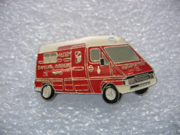 Pin's D'un Renault Master Des Médecins Des Sapeurs Pompiers De La Ville De PARIS. Réanimation - Firemen