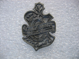 Pin's à 2 Attaches Et En étain. "The Harlay Davidson Motor And Cie". Made By Milwauree Wis - Motorbikes