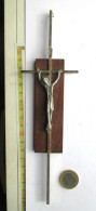 LADE AE  - CRUCIFIX EN MÉTAL SUR BOIS - METALEN KRUISBEELD OP HOUT - Ouvre-lettres