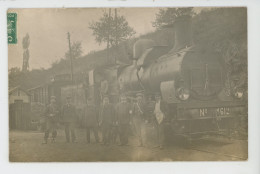 SAINT MARTIN D'ESTRÉAUX - Carte Photo Cheminots Et Gendarmes Posant Devant Train En Gare En 1910 (cachet DUSSUD Au Dos) - Andere & Zonder Classificatie