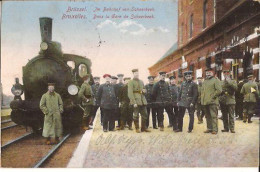 BRUSSEL  DUITSE MILITAIREN OP STATION SCHAERBEEK LOCOMOTIEF  FELDPOST 1915 - 1440 D1 - Transport (rail) - Stations