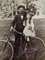 Photo Format Cabinet Anonyme Homme Tenant Une Petite Fille Sur Une Bicyclette Dans Un Pré CA 1890-95 - L403 - Alte (vor 1900)