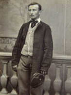 Photo CDV Viane à Besançon Jeune Homme Tenant Une Casquette Sec. Emp. CA 1865 - L413 - Alte (vor 1900)