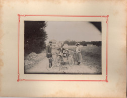 ROISSY En BRIE Le 3 Août 1902 : Cyclistes Avec Bicyclettes Et Voiturette Ancienne Avec Enfant. - Radsport