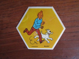 TINTIN AUTOCOLLANT LA VACHE QUI RIT  TINTIN ET MILOU QUI COURT   HERGE - Tintin