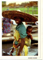 Cote D'Ivoire Sourire De Ganvie Femme Avec Grand Chapeau De Paille, Bébé Au Dos, Photo Etienne Nangbo - Liberia