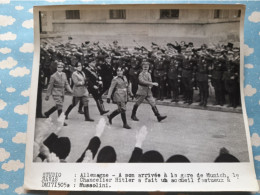 Photo Presse HAVAS 1937 ALLEMAGNE A La Gare De MUNICH LE CHANCELIER HITLER Accueil MUSSOLINI - Other & Unclassified