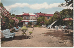 Calvados : Pont D '  Ouilly  :  Auberge " Le  Clos  Fleuri " Le  Jardin - Pont D'Ouilly