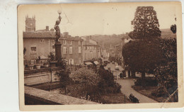 L'Arbresle  69   Carte Circulée Timbrée Vue Du Parc Munoicipal Et La Statue _ Rue Centrale Animée Voitures - L'Arbresle