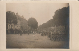 CARTE PHOTO Crécy En Ponthieu Somme Rue Des Blancs Collets Défilé Militaires - Crecy En Ponthieu