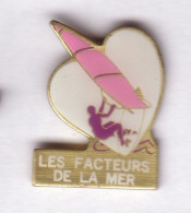 AA47 Pin's PLANCHE VOILE Les Facteurs De La Mer Cœur Achat Immédiat - Zeilen