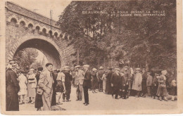 Beauraing - La Foule Devant La Grille Et L'arbre Des Apparitions - Beauraing