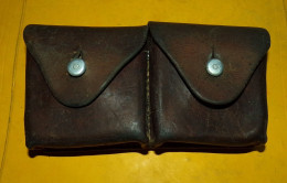 ARMEE SUISSE : ETUI EN CUIR A DEUX POCHETTES EN CUIR DE L'ARMEE SUISSE, DATE 1943 WWII , FABRICANT DANS LE TAMPON  ,DIM - Equipement