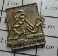 713M Pin's Pins / Beau Et Rare / SPORTS / BOXE BOXEUR BAR CREMOLAN CREMIEU - Pugilato