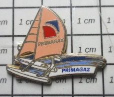 1012B Pin's Pins / Beau Et Rare / SPORTS / VOILE TRIMARAN PRIMAGAZ Par STARPIN'S - Vela