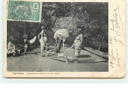 SURINAME - Boschnegervrouwen Aan De Wasch - Suriname