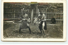 Papouasie - RPPC - Hommes Tenant Des Lances - The Men Of My Country 1921 - Papoea-Nieuw-Guinea