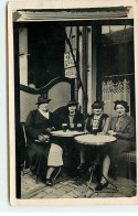 Carte Photo à Identifier - Femmes Attablées à Une Terrasse De Café - Cafes