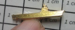 712B  Pin's Pins / Beau Et Rare / BATEAUX / METAL JAUNE PORTE-AVIONS CHARLES DE GAULLE Par DCN - Boten