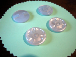 Quatre Boutons Fleur Blanc Nacré - Frais Du Site Déduits - Buttons