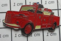 715A Pin's Pins / Beau Et Rare /  POMPIERS / SAPEURS POMPIERS CAMION ROUGE ANNEES 50 - Feuerwehr