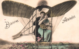 Surréalisme - Carte Photo Montage - Homme Et Femme Couple Dans Avion - Bonne Année - Fotografie