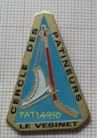 PAT14950 CERCLE DES PATINEURS LE VESINET PATIN + CROSSE DE HOCKEY Dpt 78 YVELINES - Eiskunstlauf