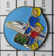 715A Pin's Pins : Rare Et Belle Qualité : TGV / JVS FEMME ENFANT ET OURS TGV Papa Il Reste Bosser Pour Payer Nos Vacance - TGV