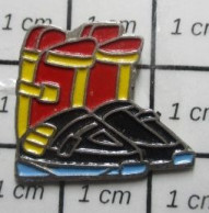 715A Pin's Pins / Beau Et Rare / SPORTS / CHAUSSURES DE SKI JAUNE NOIR ET ROUGE - Invierno