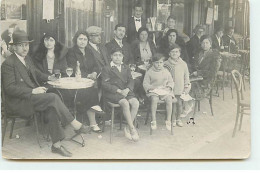 Carte Photo à Identifier - Groupe De Personnes à Une Terrasse De Café, Avec Un Serveur - Cafes