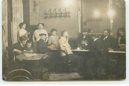 Carte Photo à Localiser - Café - Intérieur D'un Café, Hommes Et Femmes, Certains Jouant Aux Cartes ... - Cafes