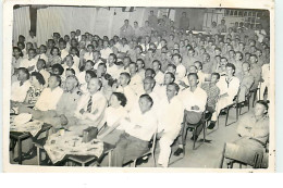 PAPOUASIE-NOUVELLE-GUINEE - Hommes, Et Quelques Femmes Assis écoutant - Photo Jaap Zindler - Papouasie-Nouvelle-Guinée