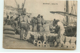 Malte - Marina - Hommes Déchargeant Un Bateau - Malta
