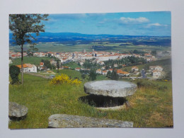 SAUGUES  Vue Panoramique A L'arrière Plan Les Monts De La Margeride - Saugues