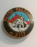 PASSO FALZAREGO LABOR MILANO RIFUGIO   ALPINO  SCI SKI  SPILLA  VECCHIO PIN'S SPILLA PORCELLANATA - Sport Invernali