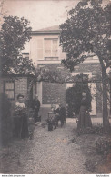 CARTE PHOTO FAMILLE DANS SON JARDIN - A Identifier