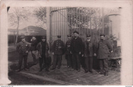 CARTE PHOTO GROUPE D'HOMMES DEVANT UNE ENTREE D'ENTREPRISE - Zu Identifizieren