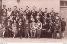 CARTE PHOTO GROUPE DE CONSCRITS ET JEUNES FEMMES - Da Identificare