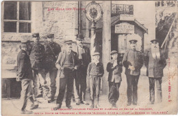 Delcampe - 68008 COL DE LA SCHLUCHT - DOUANIERS FRANCAIS ET ALLEMANDS DEVANT L'ANNEXE DE L'HÔTEL / CAFE / RESTAURANT AVANT 1914 - Munster