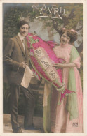 FETES ET VOEUX - 1er Avril - Un Couple Tenant Un Grand Poisson - Colorisé - Carte Postale Ancienne - 1er Avril - Poisson D'avril