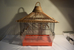 C57 Ancienne Cage A Oiseau Avec Dessus Rotin Ou Osier 60' Vintage - Popular Art