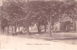 = 13 =  Bouches Du Rhône - Trets - Place Du 14 Juillet - Trets
