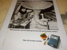 ANCIENNE  PUBLICITE  PAS FAITES POUR LES BEAUX COWBOYS CIGARETTE FLINT  1972 - Autres & Non Classés