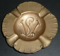 Rare Ancien Cendrier Vide-poche En Bronze Art Nouveau Monogramme Lettres LW ? IM - Bronces