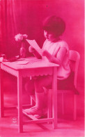 ENFANT - Fillette Assise à Son Bureau - Lettre - Stylo - Carte Postale Ancienne - Altri & Non Classificati