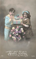 ENFANTS - Bonne Année - Cadeaux Et Fleurs - Deux Enfants - Carte Postale Ancienne - Otros & Sin Clasificación