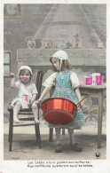 ENFANTS - Deux Fillettes Dans La Cuisine - Les Bébés Alors Goutent Aux Confitures - Carte Postale Ancienne - Otros & Sin Clasificación