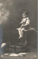 ENFANT - 1er Avril - Petit Garçon Pêchant Des Poissons Dans Une Bassine - Carte Postale Ancienne - Otros & Sin Clasificación