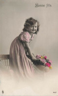 ENFANT - Bonne Fête - Fillette Debout Sur Une Chaise - Bouquet De Fleurs - Carte Postale Ancienne - Sonstige & Ohne Zuordnung