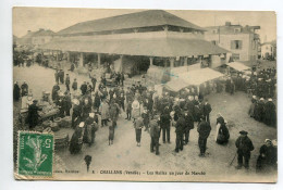 85 DEP 009 CHALLANS  Les Halles Un Jour De Marché Place Du Bourg écrite 1914 Timb - Challans